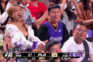 不就是進(jìn)了一記空位三分嘛！女球迷至于激動(dòng)地張大嘴巴么？??