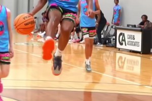 能玩得這么花的??小孩哥上演實(shí)戰(zhàn)雙胯下上籃