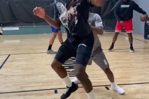 這絲滑腳步簡直精英級別?????畢竟是靠單打吃飯的喬-約翰遜