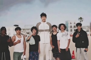 楊瀚森選秀前在沙灘散步收獲了第一批美國本土粉絲??