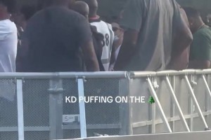 杜蘭特邊看演唱會(huì)邊抽華子 這氣質(zhì)真的全場(chǎng)無人能敵??????