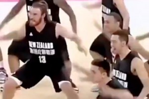 當(dāng)年中國(guó)男籃遇到毛利戰(zhàn)舞名場(chǎng)面??朱芳雨的眼神甚至有點(diǎn)小興奮