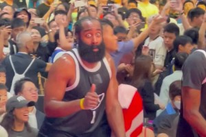 名場(chǎng)面！陳登星飛躍七人的暴扣，一旁的哈登直接看傻眼了??