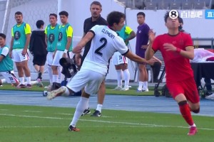 回看雙方?jīng)_突起因：王鈺棟連遭小動作挑釁后失控；楊晨：控制情緒