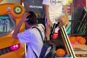 小球迷暴扣投籃機(jī) 隨后模仿偶像詹姆斯霸王步慶祝??????