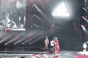 那時(shí)候還是火箭登！當(dāng)年哈登中國(guó)行時(shí)身穿一件紅色戲曲服飾投三分