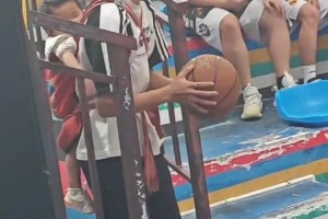 《手里拿著男孩的夢想，身后背著父親的責任》