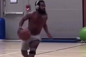 這是迷你版哈登？登哥看到這哥們估計也得一愣！??