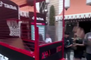 居然丟了一個(gè)哈！小賈巴里-史密斯玩投籃機(jī)游戲~