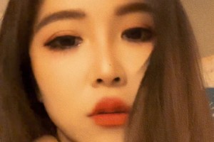 周玲安在社媒曬自拍，這美顏一開就像20歲！??