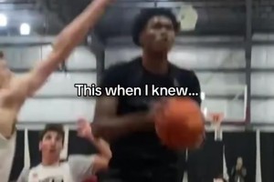 這球有幫主那味兒啊！阿門空中看向底角 拉桿回頭果凍上籃??