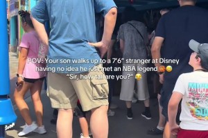 姚明帶女兒在迪士尼游玩被偶遇 小朋友問姚明多高??