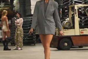 ??大長(zhǎng)腿！蘇菲-坎寧安嬌媚制服入場(chǎng) 和球場(chǎng)上完全兩個(gè)畫(huà)風(fēng)