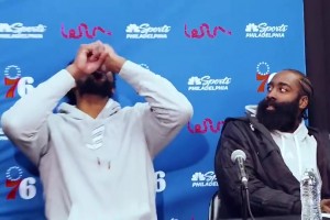 名場(chǎng)面！恩比德把礦泉水喝成口服液 哈登在一旁直接看傻了