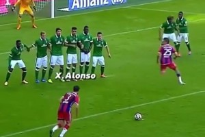 當年還在拜仁時的阿隆索這記任意球，讓對手防不勝防！