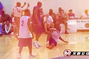 哈登要起身被科比一腳踩??！老大：得等隊(duì)友來拉才能起身