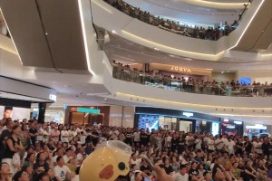 太火了！南通萬(wàn)象城內(nèi)中庭大屏幕擠滿(mǎn)球迷觀看“蘇超”??