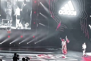 當(dāng)年哈登中國(guó)行的這一記三分有多少人還記得