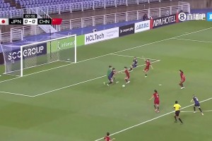 日本女門將出擊時干倒王妍雯，但后者被吹禁區(qū)內(nèi)沖撞門將??