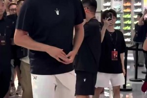 這塊頭真大啊??！約基奇中國行他哥哥也一同前來！