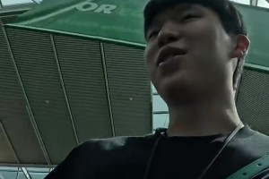 楊瀚森簡(jiǎn)直社交悍匪??！在機(jī)場(chǎng)人氣是真高