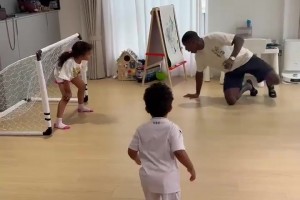 愉快的時(shí)光！國(guó)安外援法比奧曬與兒女家里踢足球畫(huà)面?