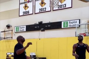 維金斯開(kāi)啟個(gè)人訓(xùn)練，墻上三面熱火總冠軍旗幟相當(dāng)顯眼！