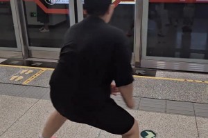 《這就是我不在地鐵里打籃球的原因??????》