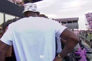 詹姆斯此前看足球比賽偶遇貝克漢姆！貝嫂機智地提議讓兩人合照！