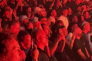 ??詹姆斯現(xiàn)身拉斯維加斯觀看正宗美式說唱！