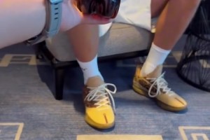 真以為我愛喝可樂??？約老師擺手拒絕遞來的可樂??