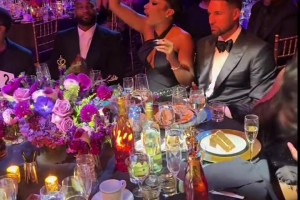 反差！這場合克萊明顯沒有女友梅根放得開??