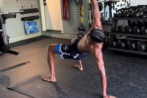 天賦不會給你刀刻般的肌肉！亞歷山大休賽期繼續(xù)苦練