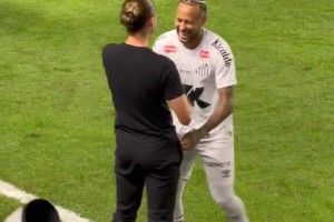 內(nèi)馬爾在場邊調(diào)戲費利佩-路易斯，后者推了一把后笑嘻嘻??