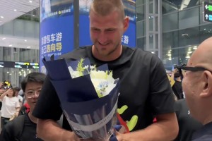 你也減肥？約基奇抵達(dá)中國 看著瘦了一圈啊