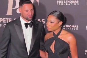 滿臉寫著甜蜜啊??克萊與熱戀期女友梅根一同出席活動(dòng)