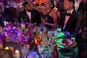 乖的像只小綿羊！這個場合克萊明顯沒女友放的開啊??