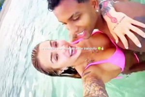 海里熱吻秀恩愛！羅德里戈和女友在海邊度假