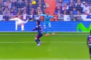 對面門將開掛怎么辦？蘇亞雷斯：那我也只好開了??