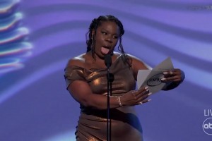 用力過(guò)猛！妹子宣布亞歷山大獲獎(jiǎng)的時(shí)候，身上的每一塊肉都在抖動(dòng)啊！