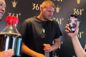 球迷圍的里三層外三層！約老師中國行這人氣，比起詹庫杜登如何？