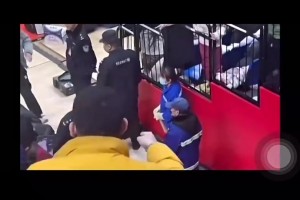 楊瀚森此前在CBA受傷時離場，遭球迷辱罵：CNM，死去吧??