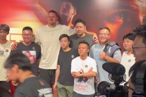 馬?。簵铄褪侵袊s基奇，想在NBA有好的表現(xiàn)，必須練好體能