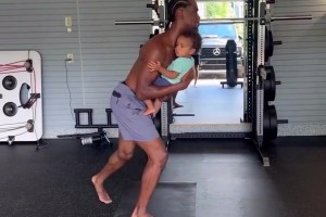 這是什么操作？亞歷山大懷里抱著1歲的兒子進(jìn)行力量訓(xùn)練