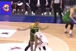 柔韌性也是天賦！文班亞馬摔的瞬間有點(diǎn)嚇人，不過馬上站起來！