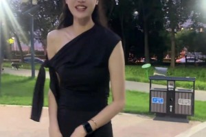 絲滑?。∏皣衷S諾身穿黑色長裙打球 這你能防得住嗎？