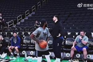 神了！歐文是怎么感應(yīng)到身后的東契奇的？77無奈攤手