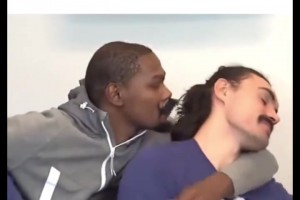 如今又同隊(duì)了！昔日杜蘭特戴著假胡子想親亞當(dāng)斯??????