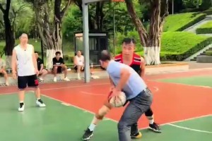 大哥以前是打職業(yè)的吧？??簡直野球場大殺器??！