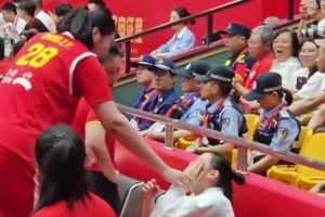 高個(gè)的煩惱??2米28的張子宇叉?zhèn)€腰，結(jié)果肘部直接誤傷隊(duì)友了